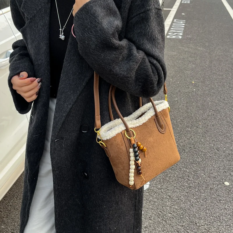 حقائب كتف صغيرة على الموضة من Leftside للنساء تصميم حقيبة كروس من جلد الغزال الصناعي 2025 حقائب يد ومحافظ فاخرة بتصميم الفهد