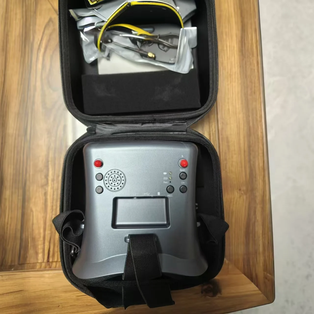 

FPV Goggles 5.8G 4.3inch 008D Virtual Reality VR Goggles 480x320 Double Antenna 5.8G 40CH Built-in 1200mAh Battery for RC Drone