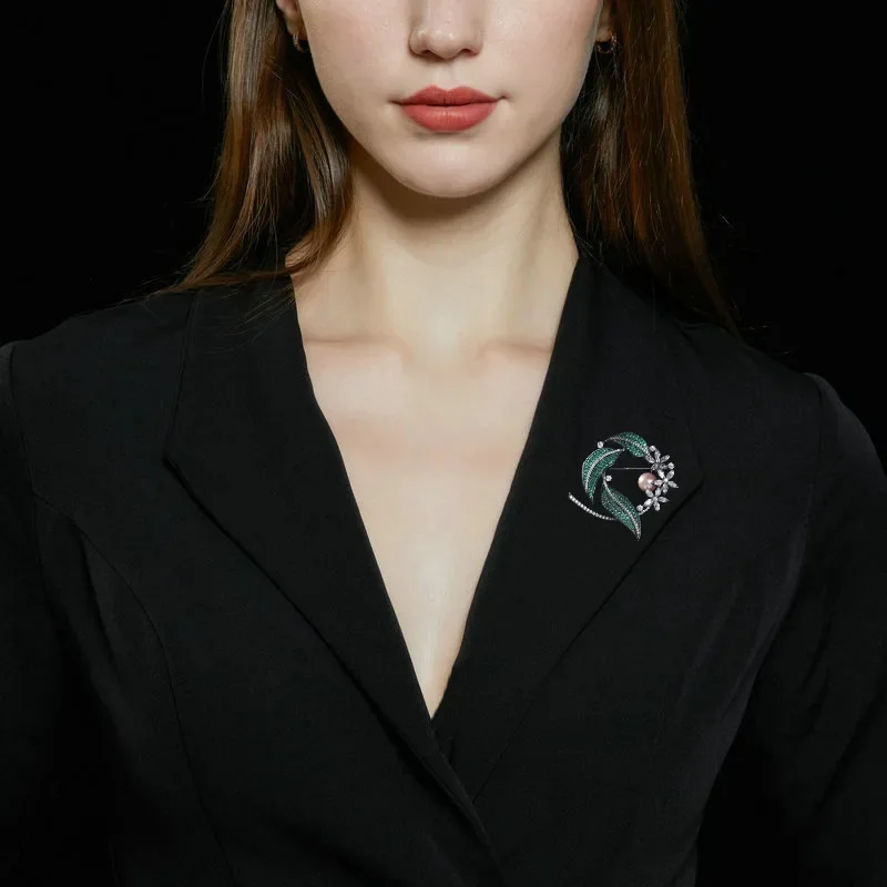 Spilla accessoria per cappotto in stile retrò francese da donna, spilla fissa per vestiti, spilla con foglie di perle di zirconi 2025 nuova