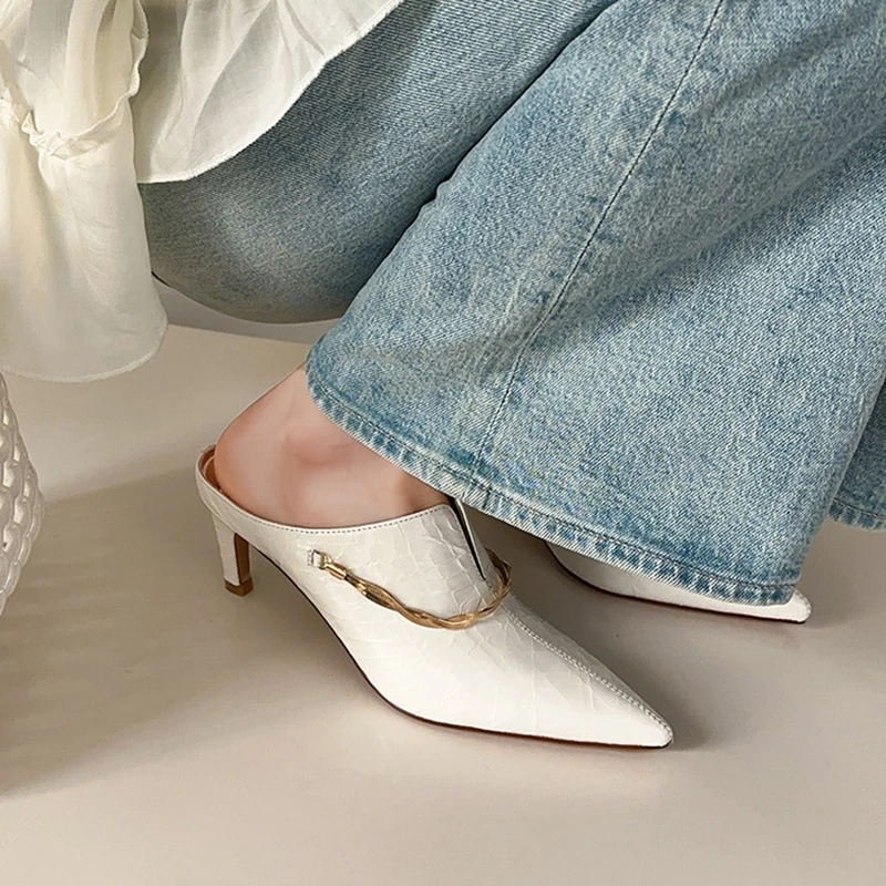 

НОВЫЕ летние женские сабо из лакированной кожи для женщин, туфли на высоком каблуке с острым носком, современные сандалии с однотонной цепочкой, тапочки