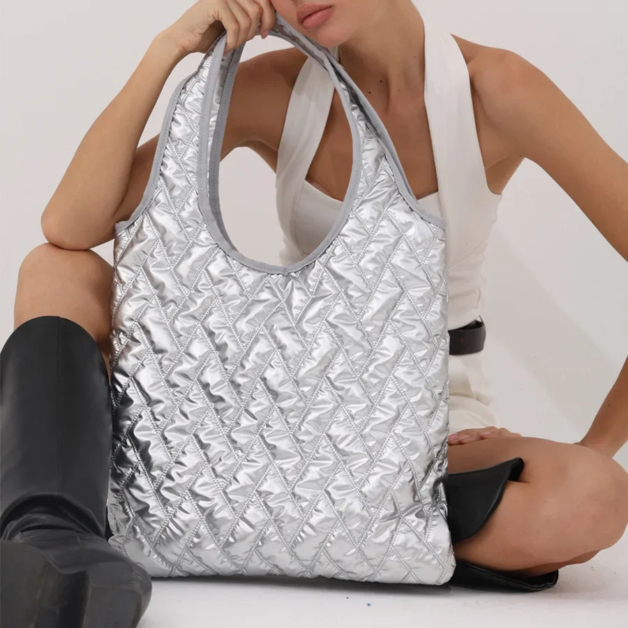 

Повседневные стеганые женские сумки на плечо большой вместимости с подкладкой, серебряная нейлоновая сумка для подмышек, мягкие сумки-пуховики, большие кошельки для покупок 2025