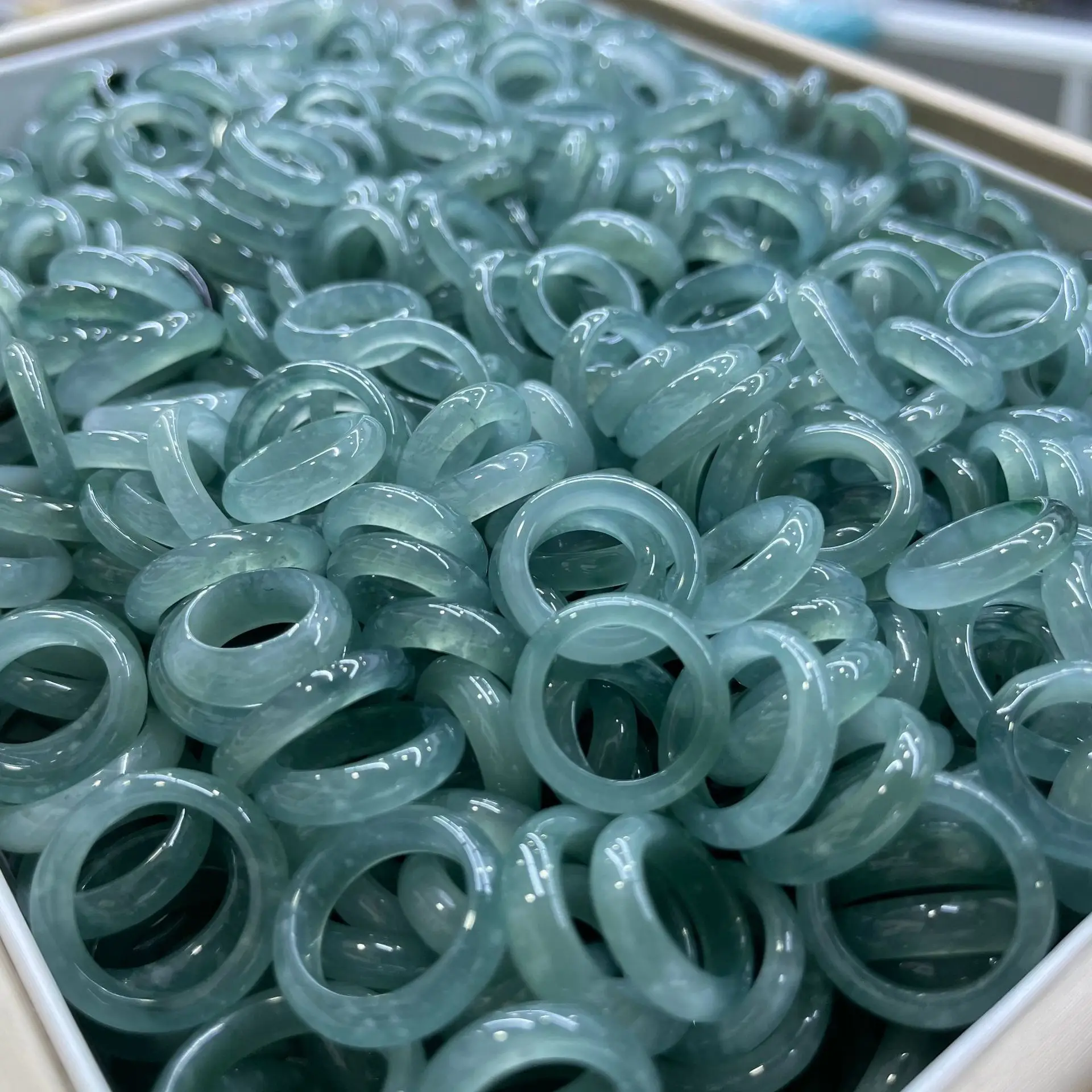 

Right Road New High-end Temperature 10 Pcs/pack Wholesale of Natural Jade Jewelry Accessories for Both Men and Women