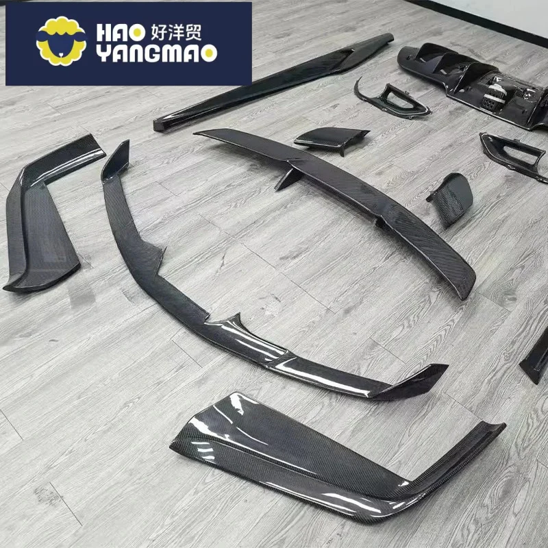 Applicable to Ferrari 488 has been upgraded with an N-type carbon fiber body package.