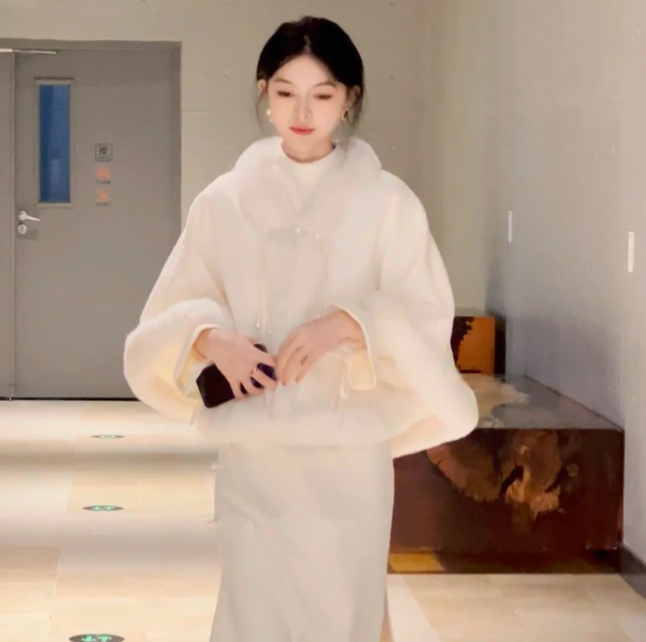 

Утепленное бело-красное свадебное пальто из коллекции Dr Collection с воротником-хомутом, длинными рукавами, для женщин, для повседневной носки, короткое, без капюшона