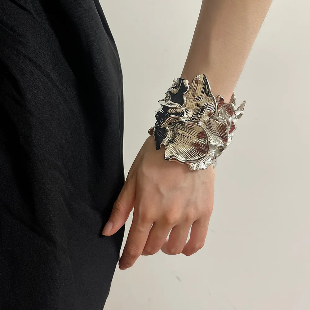 New European & American Light Luxury Bracelet - Metal Ruffled  Flower Design with Punch Leather Buckle, Minimalist & Stylish