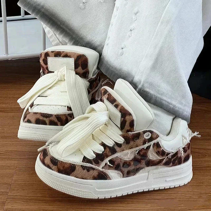 Zapatos de mujer para hombre, tenis Retro con grafiti cruzado Punk, zapatos de Skateboard de cuero, zapatillas de deporte de moda, zapatos deportivos informales para parejas