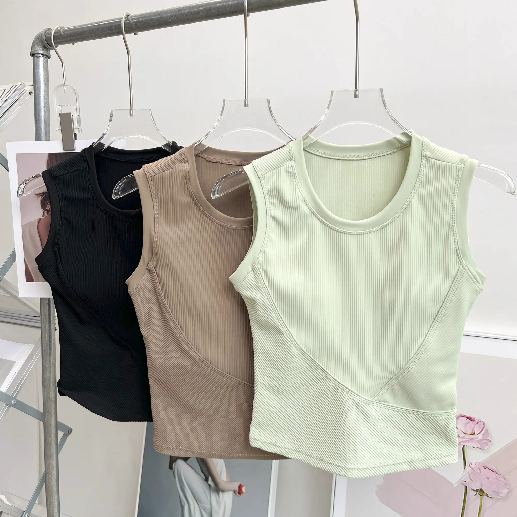 

New Gym Seamless Sports Vest with Chest Pad for Women Wearing Shock-proof Bra Pilates Training Tops Fitness Lingerie Yoga Suit