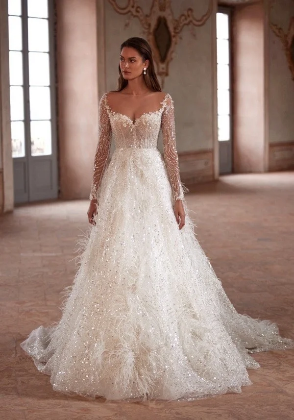 Aangepaste luxe glanzende witte a-lijn 3D kant kraal borduurwerk en veren dames sexy v-hals backless nieuwe strand bruid jurk