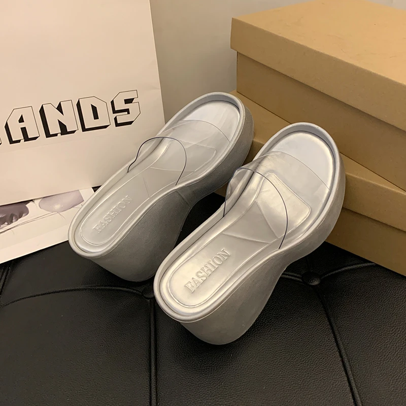 شباشب نسائية صيفية مكتنزة لعام 2025 أحذية شاطئ خارجية شفافة من مادة PVC بكعب عريض أحذية شاطئ خارجية غير رسمية للسيدات