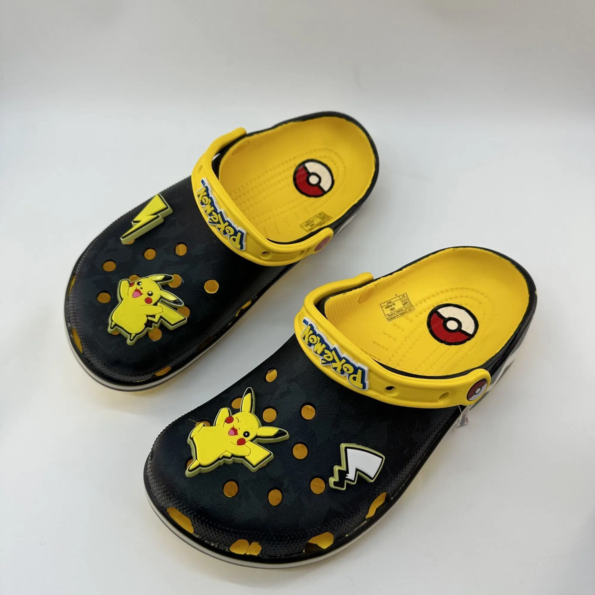 かわいいポケモンピカチュウプリントクロッグスevaスリッポンガーデンサンダル取り外し可能なアニメチャーム滑り止めカジュアルビーチミュール男女兼用新作