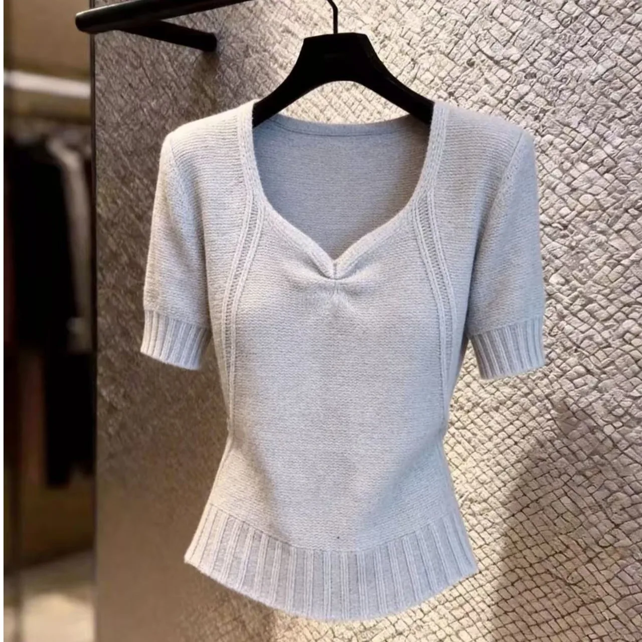 

Серый вязаный женский топ с коротким рукавом: модный летний дизайн, квадратный вырез, нежный крой, стройнящий силуэт, трендовая рубашка-пуловер