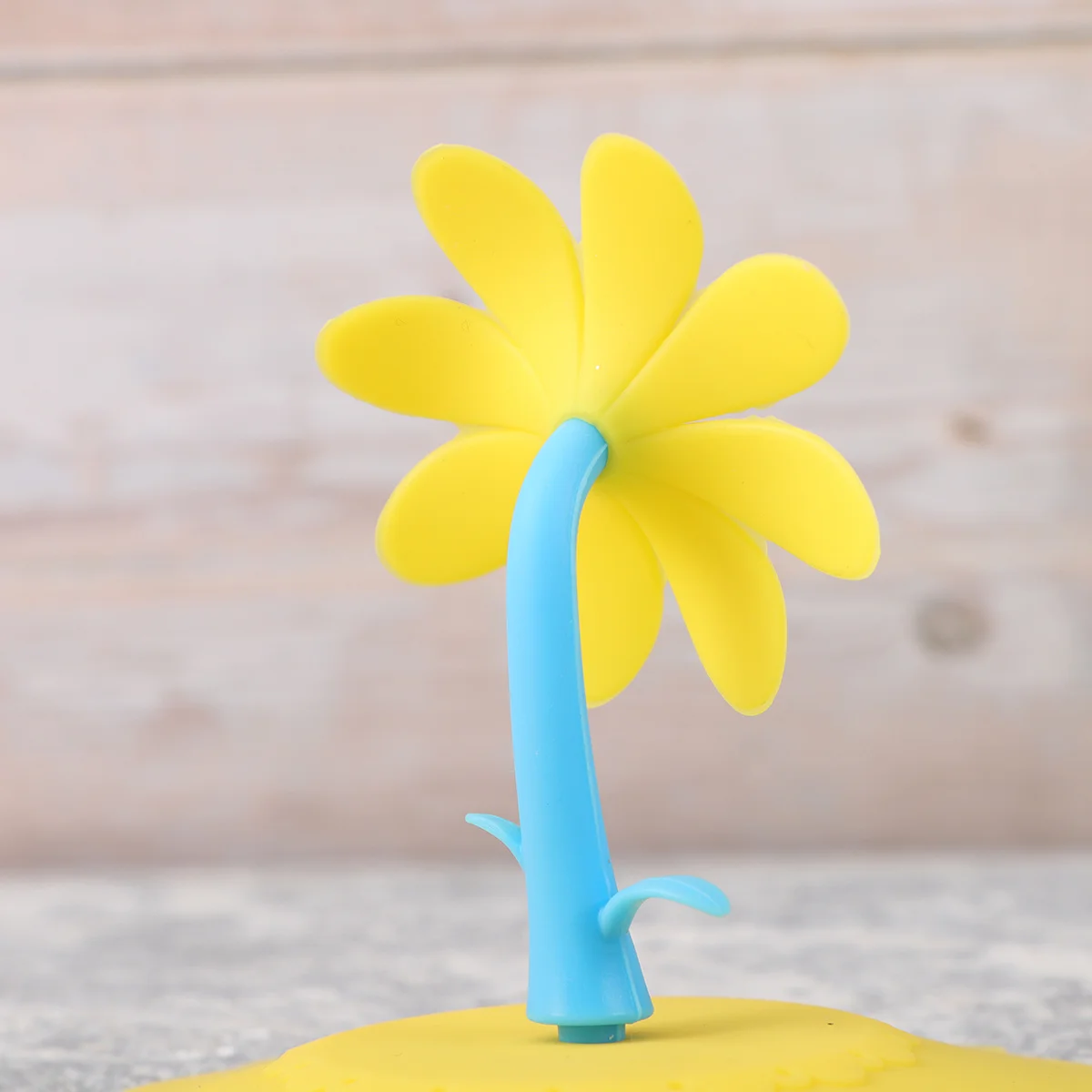 

4Pcs Sunflower Silicone Cup Lids Leak Proof Airtight Suction Covers Warm Drink Sealed Cup Lid Covers Random Candy Colors