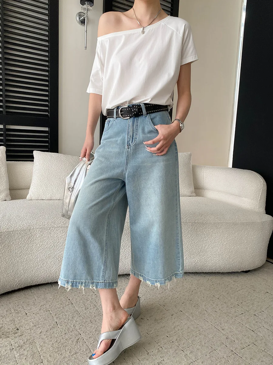 Sommerliches Damen-T-Shirt in unifarbenem Design mit schrägem Ausschnitt, schulterfrei, lockerer Passform und schlankmachendem Effekt, kurzärmelig. – Detail 11