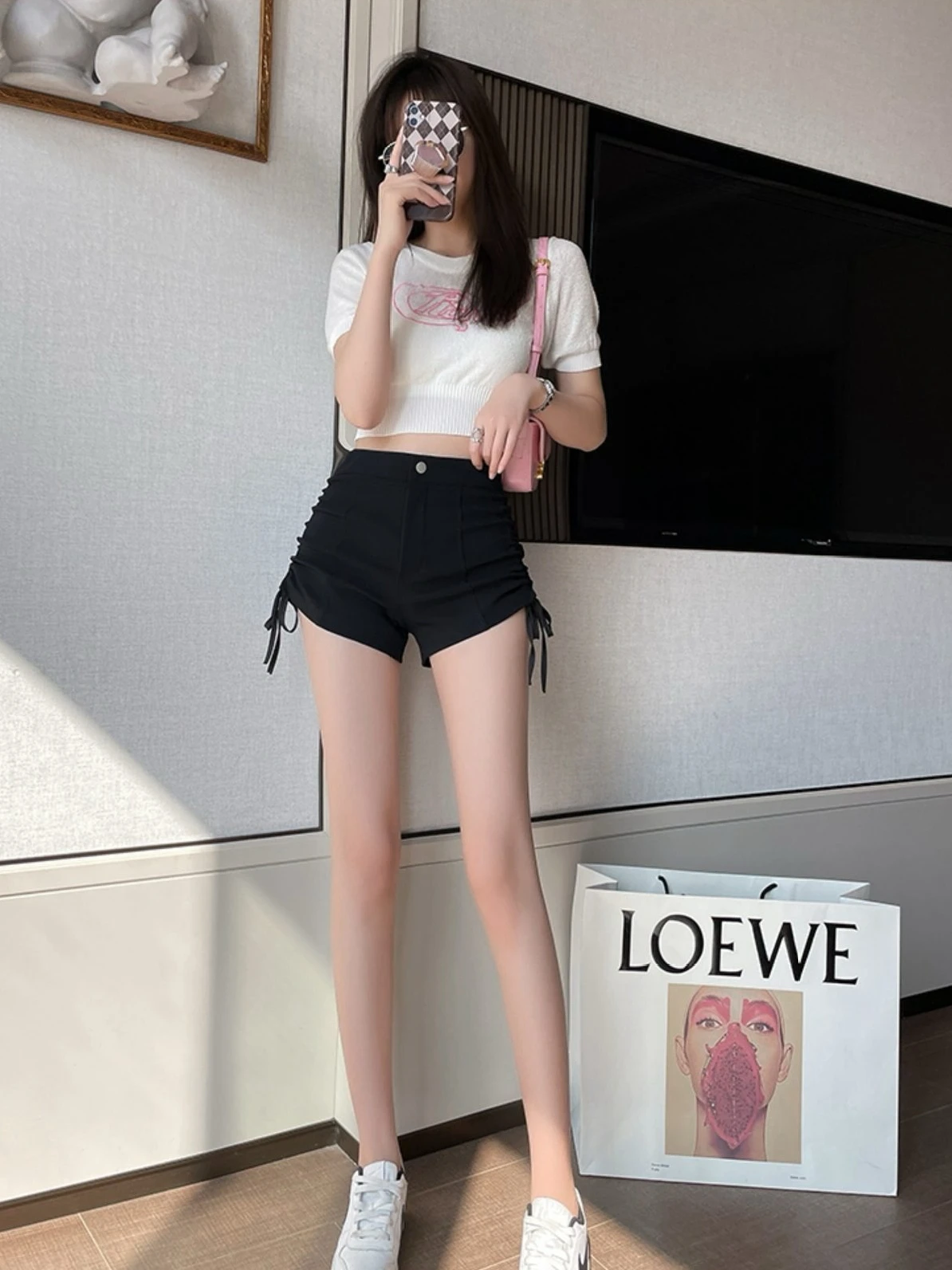 2026 Neue Frühjahr-Herbst Damen Schwarze Casual-Shorts mit seitlichem Kordelzug-Design, petite-freundlich, schlankmachend, schmeichelhaft, Outdoor-Streetwear-Shorts – Detail 1