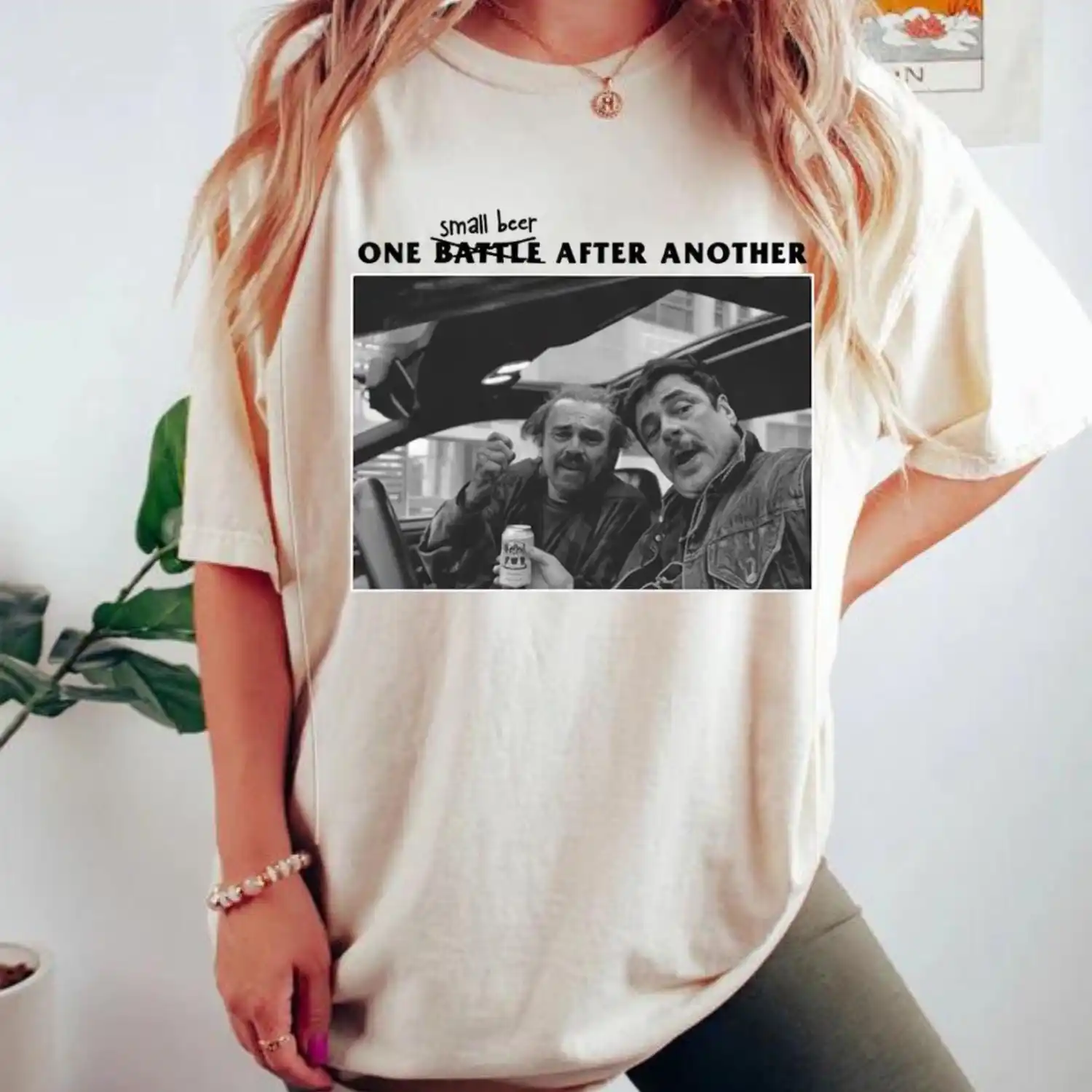 تي شيرت عتيق بنمط التسعينيات قطعة من البيرة الصغيرة مناسبة لمحبي الكوميديا ومحبي الأفلام لمحاربة معركة واحدة بعد آخر