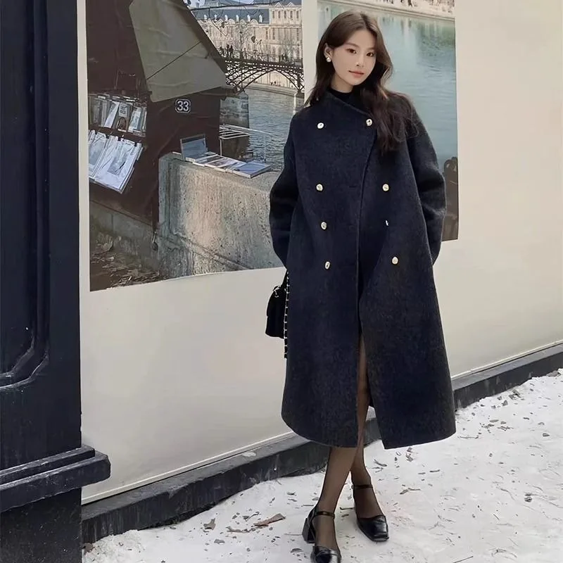 معطف مخملي على الوجهين للنساء رمادي بياقة واقفة طراز هيبورن 2025 خريف وشتاء جديد بإبزيم ذهبي معطف صوفي ممتاز