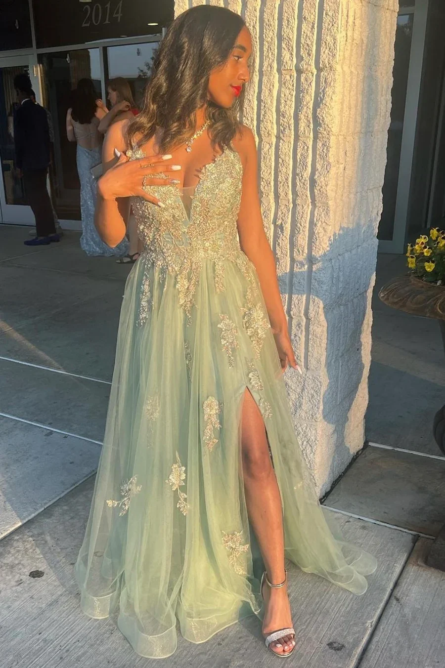 Sage Green Tulle V-neck A-line Evening Dresses Flower Appliques Lace Ruffles Long Spaghetti Straps Lace Up Backless Party Dress