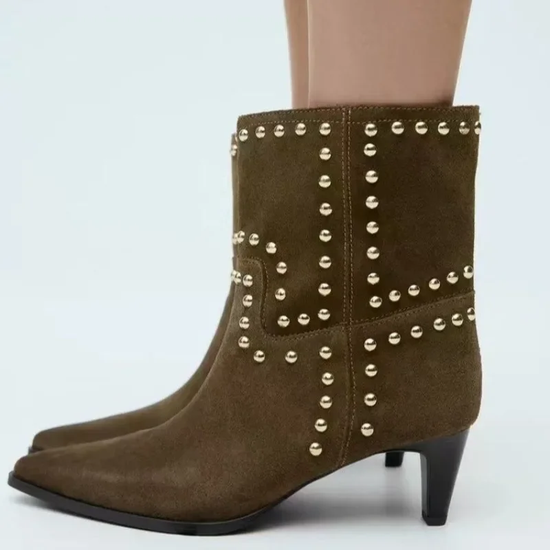 ฤดูใบไม้ผลิ/ฤดูใบไม้ร่วง 2025 ใหม่Retroผู้หญิงรองเท้าสีน้ําตาลStudded Suede Thin Heel Pointed Toe Bootiesรองเท้าอัศวิน