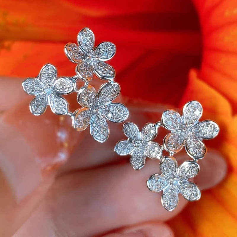 Huitan Luxuriöse Blumen-Creolen für Damen mit Funkelnden Zirkonia-Steinen Romantische Ohrringe Exquisites Geschenk Hochzeit Trendiger Schmuck