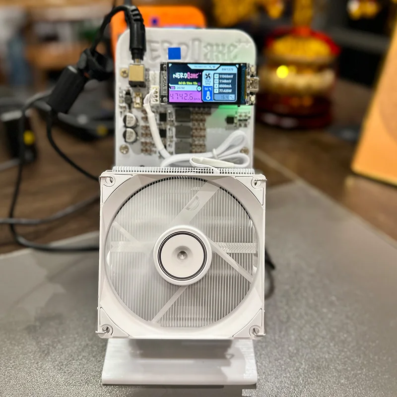 NerdQaxe++4.2~ 4.8TH/s Solo Bitcoin Miner avec puce BM1370 style support bleu