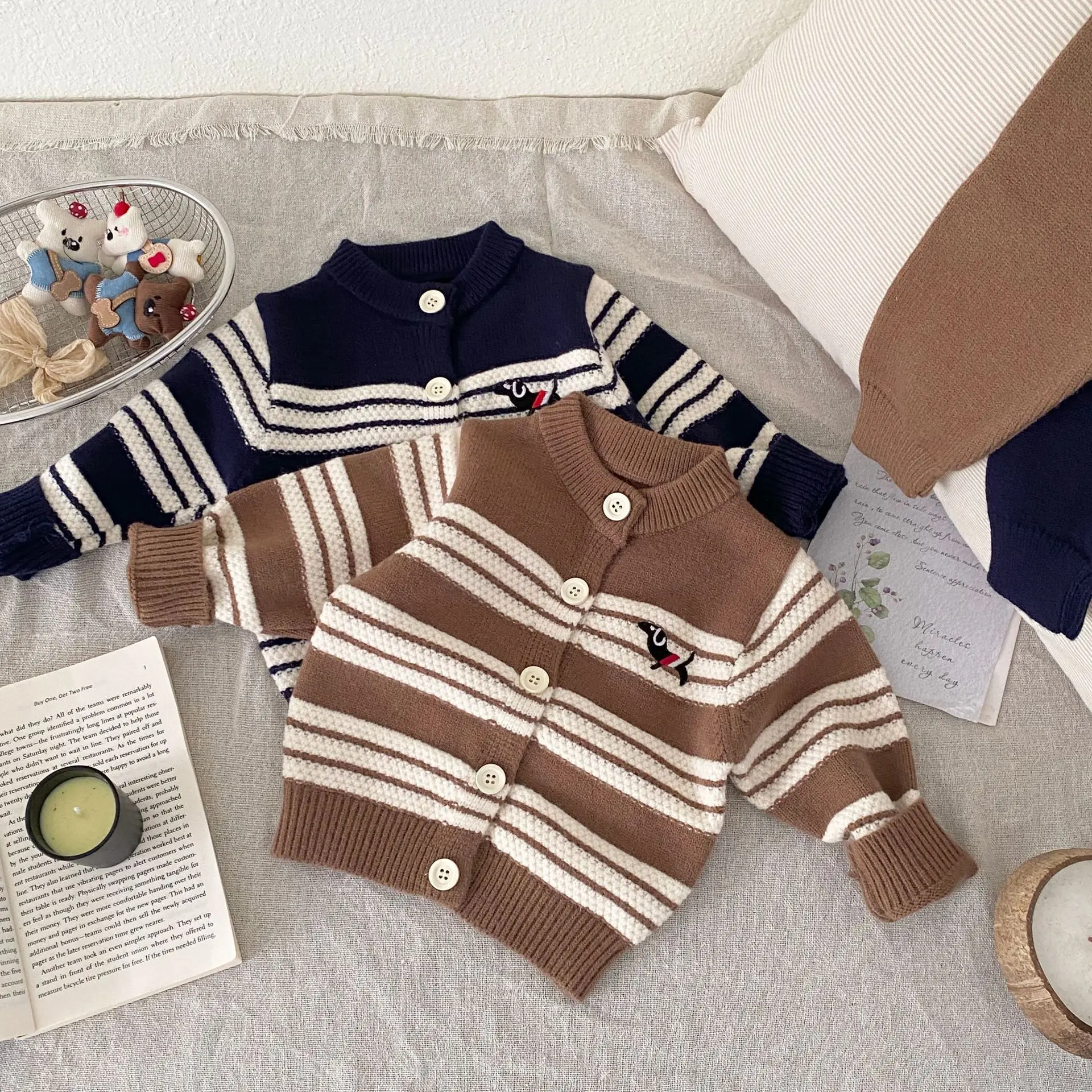 

Boys' Autumn and Winter New Korean Version Handsome Striped Knitted Sweater Set, Baby Contrasting Long Sleeved Pants for Warmth