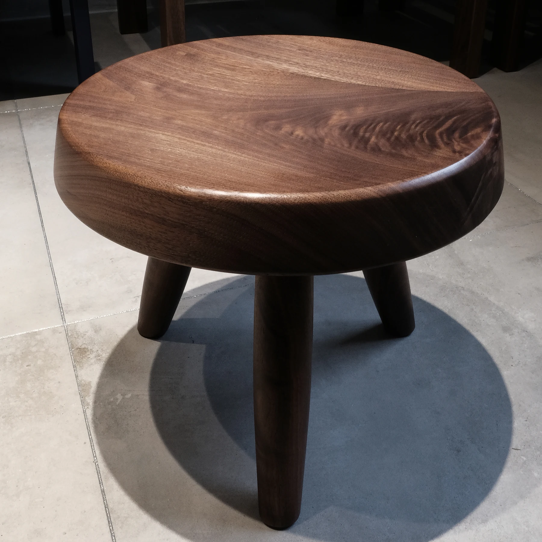 Table basse tabouret bas Charlotte, tabouret bas en bois massif, noyer, table d'appoint