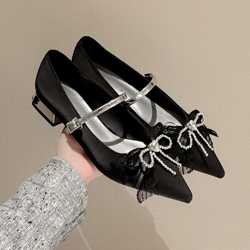 Bowknot سلسلة الخرز حجر الراين ماري جين أحذية النساء الضحلة مشبك الأحذية الأنيقة أزياء العلامة التجارية فستان كعب منخفض الأحذية الإناث
