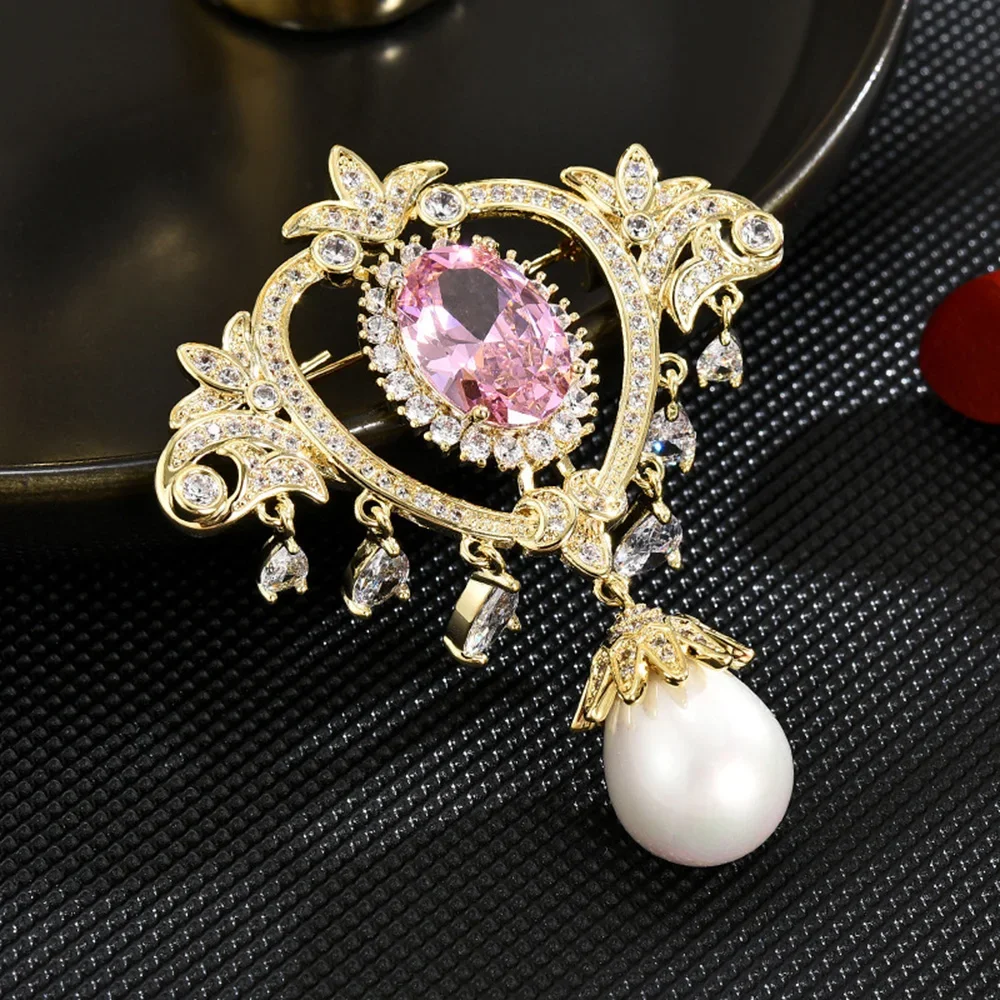 

Fashion Luxury Creative Palace Crystal Hollow Pendant Brooch Ladies Temperament Pin Pearl Wedding Dress Decorating Holiday Gift