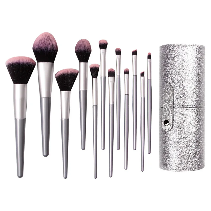 ナイロン毛のシルバーグレーのメイクブラシ12本セット、毎日のメイクに必要なパウダーブラシとチークブラシが含まれています