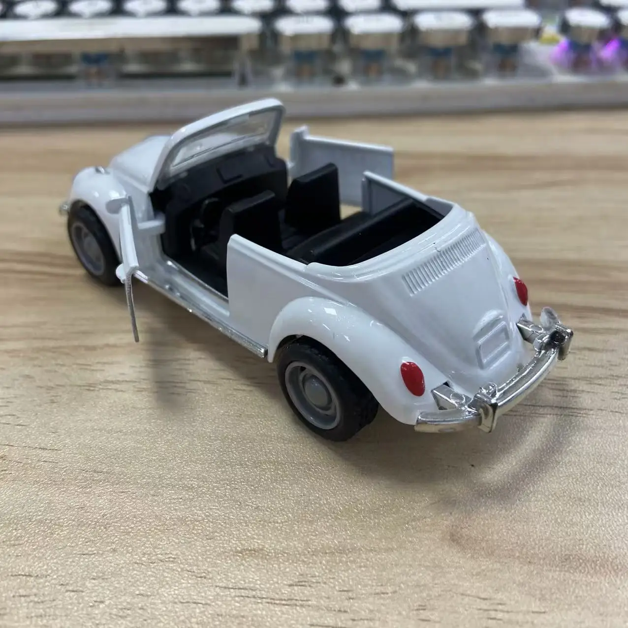 1 Stück, im Beutel verpacktes, klassisches, im Vintage-Stil gehaltenes, aus Zinklegierung gefertigtes Automodell, Retro-Roadster, mit Rückziehfunktion, aufklappbare Seitentüren. – Detail 35