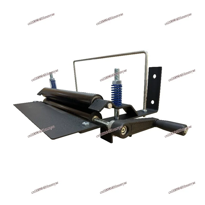 Quick-drying towel squeezer for car wash and beauty shop, which can be installed on the wall to squeeze towels and wring tools