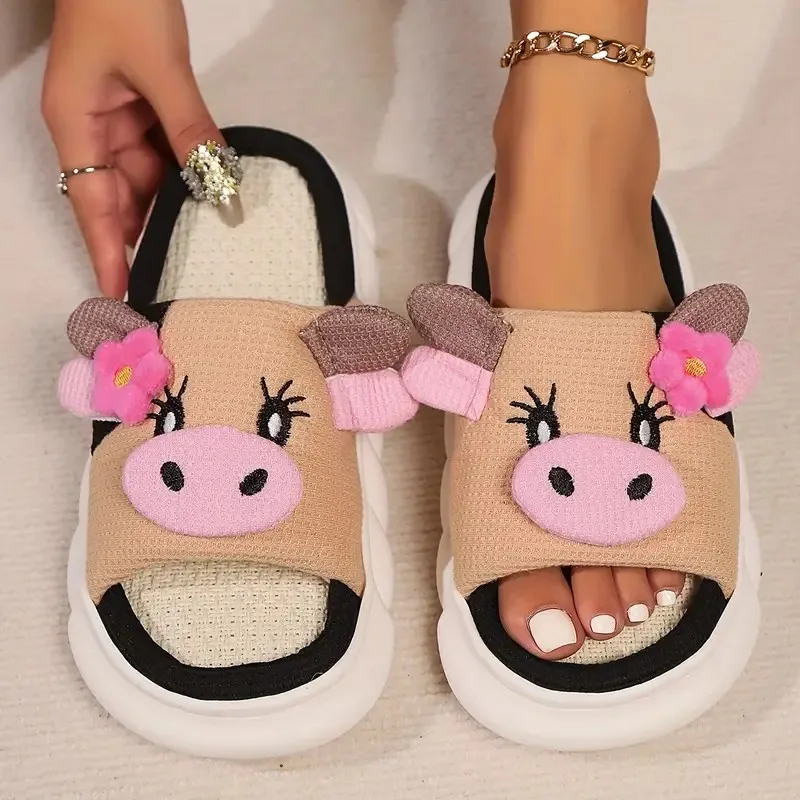 Damen Cartoon-Kuh-Plüschpantoffeln, bequeme dicke EVA-Sohle, Leinen-Slides, modische Kuhform, Unisex-Sommer-Hausschuhe für drinnen. – Detail 8