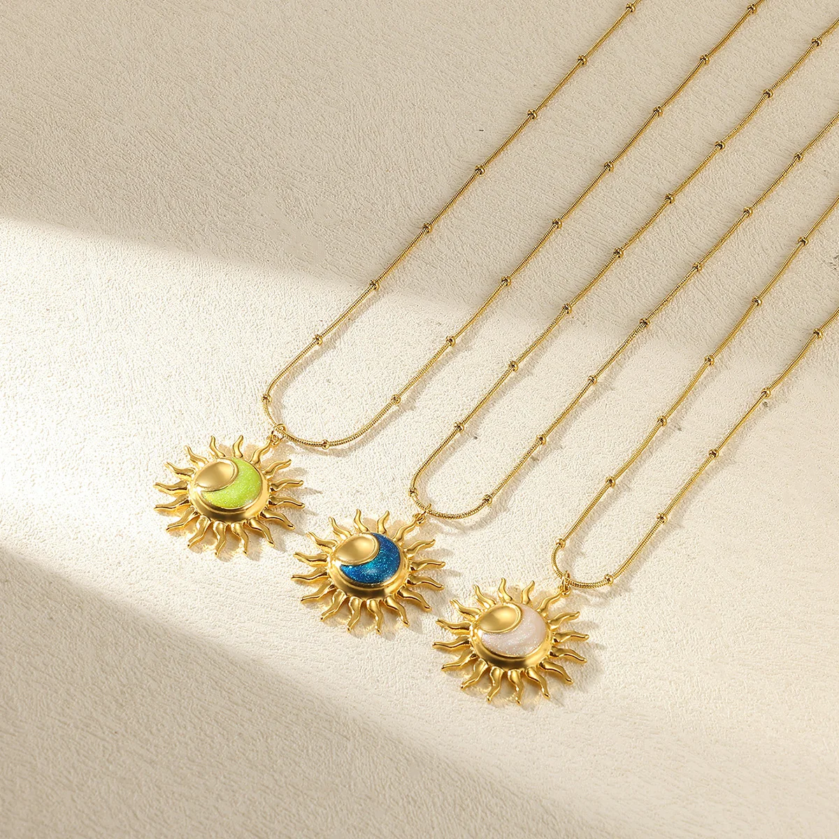 Trendige Halskette mit Sonnen-Charm-Anhänger für Damen, goldfarben, wasserdicht, Edelstahl-Halskette, Sommerschmuck, 2025, Großhandel