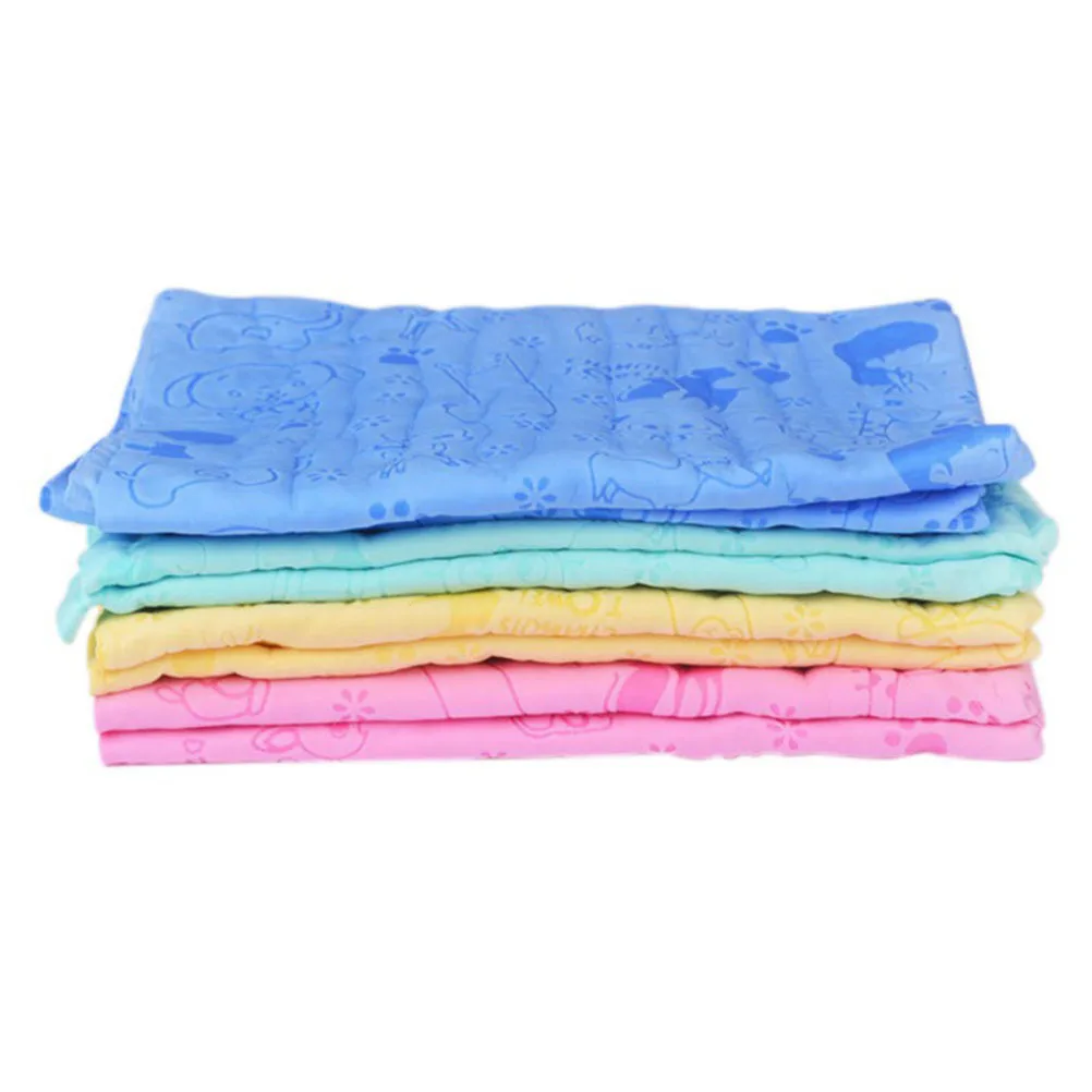 

1Pcs Pet Bathing Towel Cotton Durable Safe Water Absorption Soft Smooth Handle Cover Design for Dog Car Housework Random Color