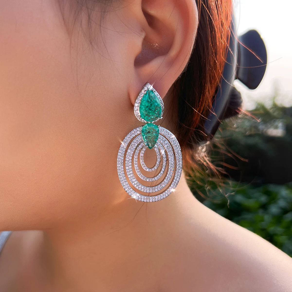 CWWZircons Luxuriöse hellgrüne, mehrschichtige ovale Tropfenohrringe mit zerbrochenem Eis-Zirkonia-Besatz für Damen, Hochzeitsdeko, Schmuck, Großhandel E1198 – Detail 5