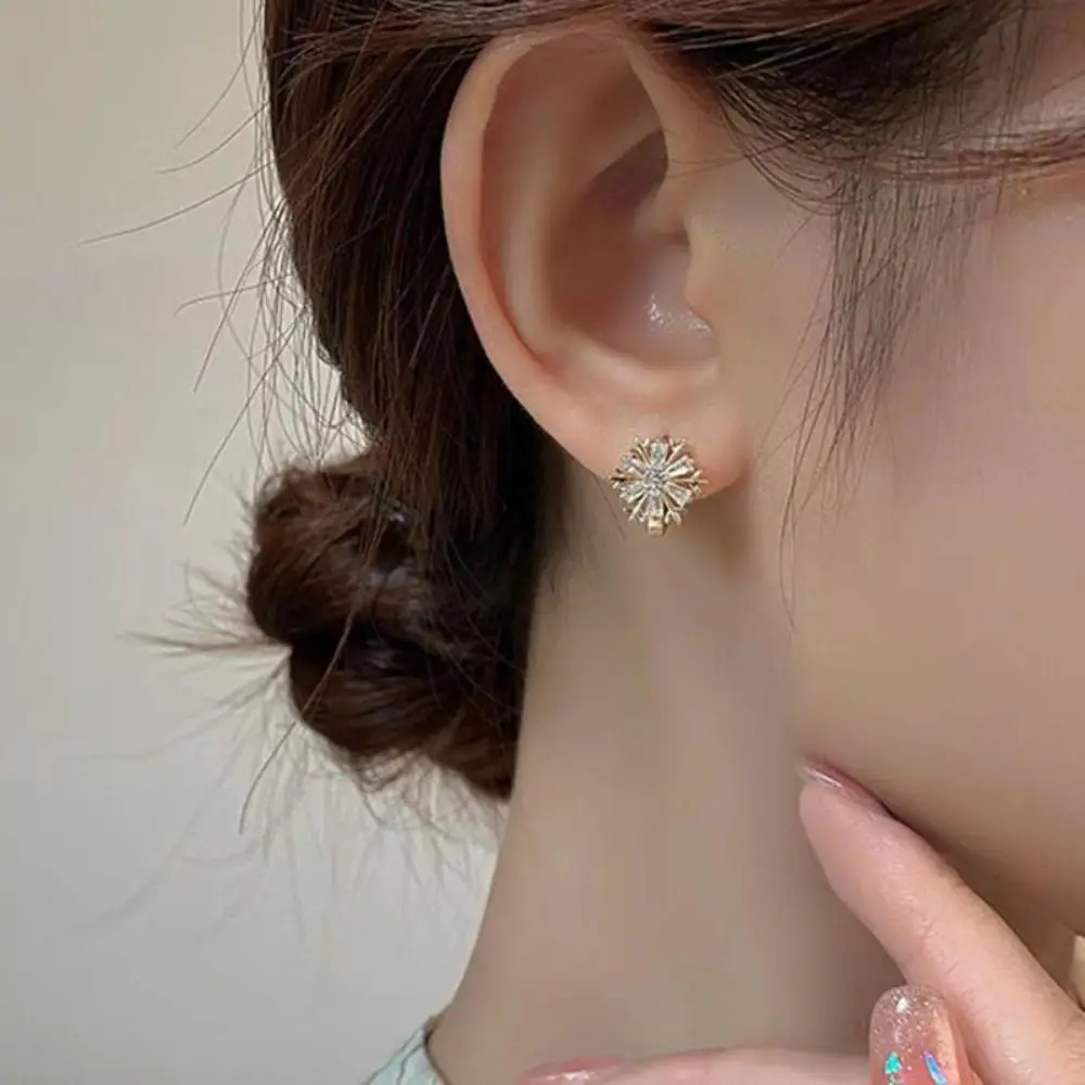 Luxury Exquisitely Snowflake-shaped Earrings Elegant Gold Stud Earrings Simple Ear Jewelry