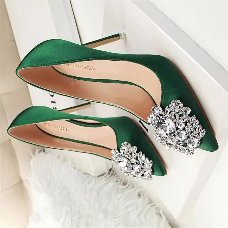 

BIGTREE/Новые серебристо-черные женские свадебные туфли из искусственного шелка, атласные туфли-лодочки со стразами и кристаллами на высоком каблуке-шпильке