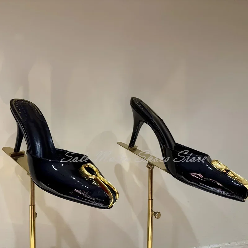 Элегантные женские черные лакированные кожаные тапочки с закрытым носком, дизайнерские сандалии на высоком каблуке-шпильке с металлической пряжкой, вечерние модельные туфли