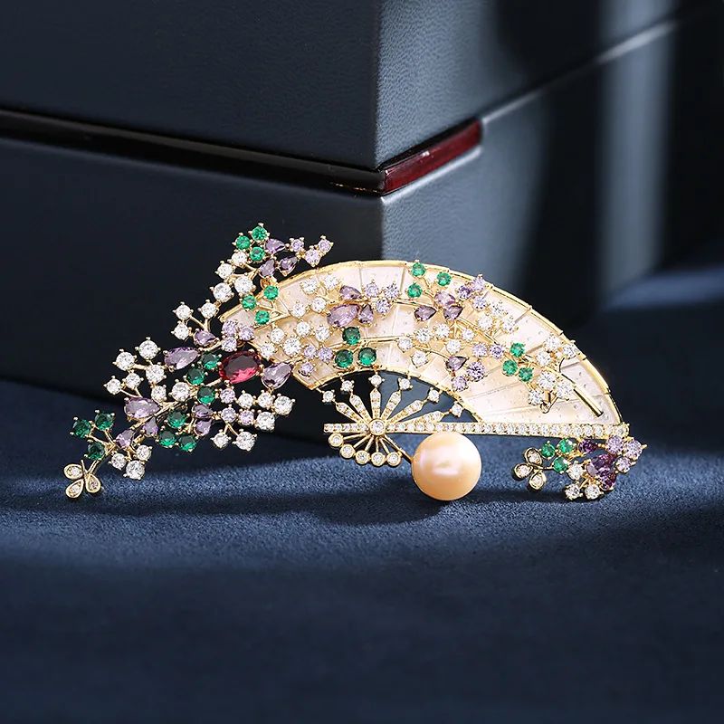 

Elegant Vintage Chinese Fan Brooch Coat Cheongsam Accessory Inlaid with Zirconia Freshwater Pearl Fan-Shaped Brooch