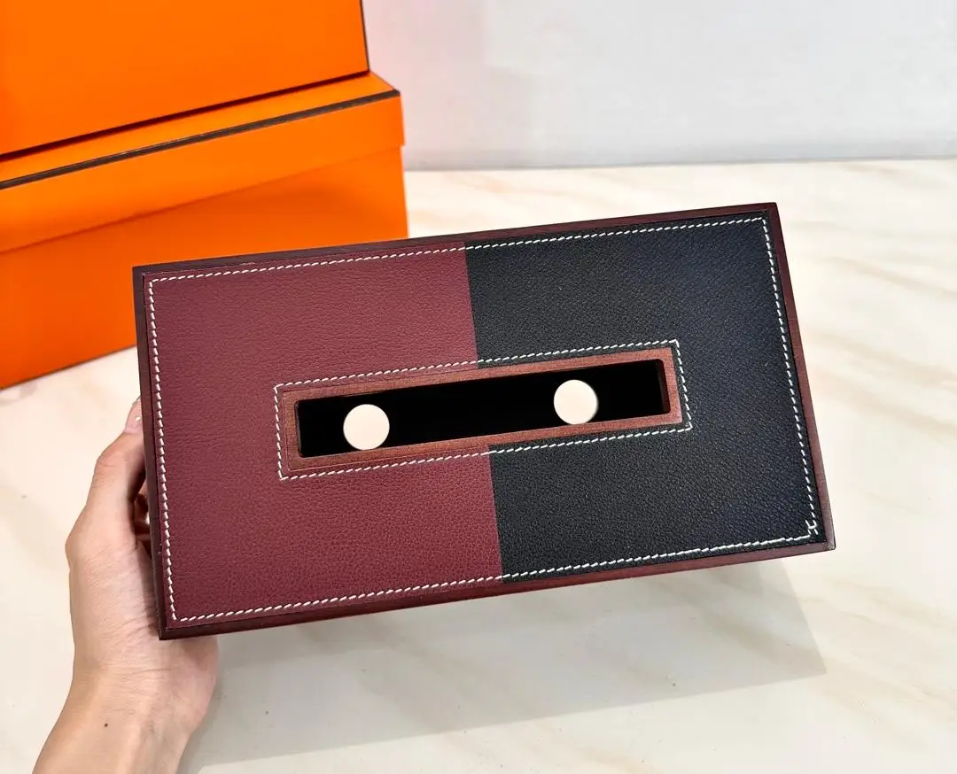 

Made From Natural Mahogany and Leather, This Luxurious Handcrafted Car Tissue Box Features A Magnetic Lid At The Bottom.