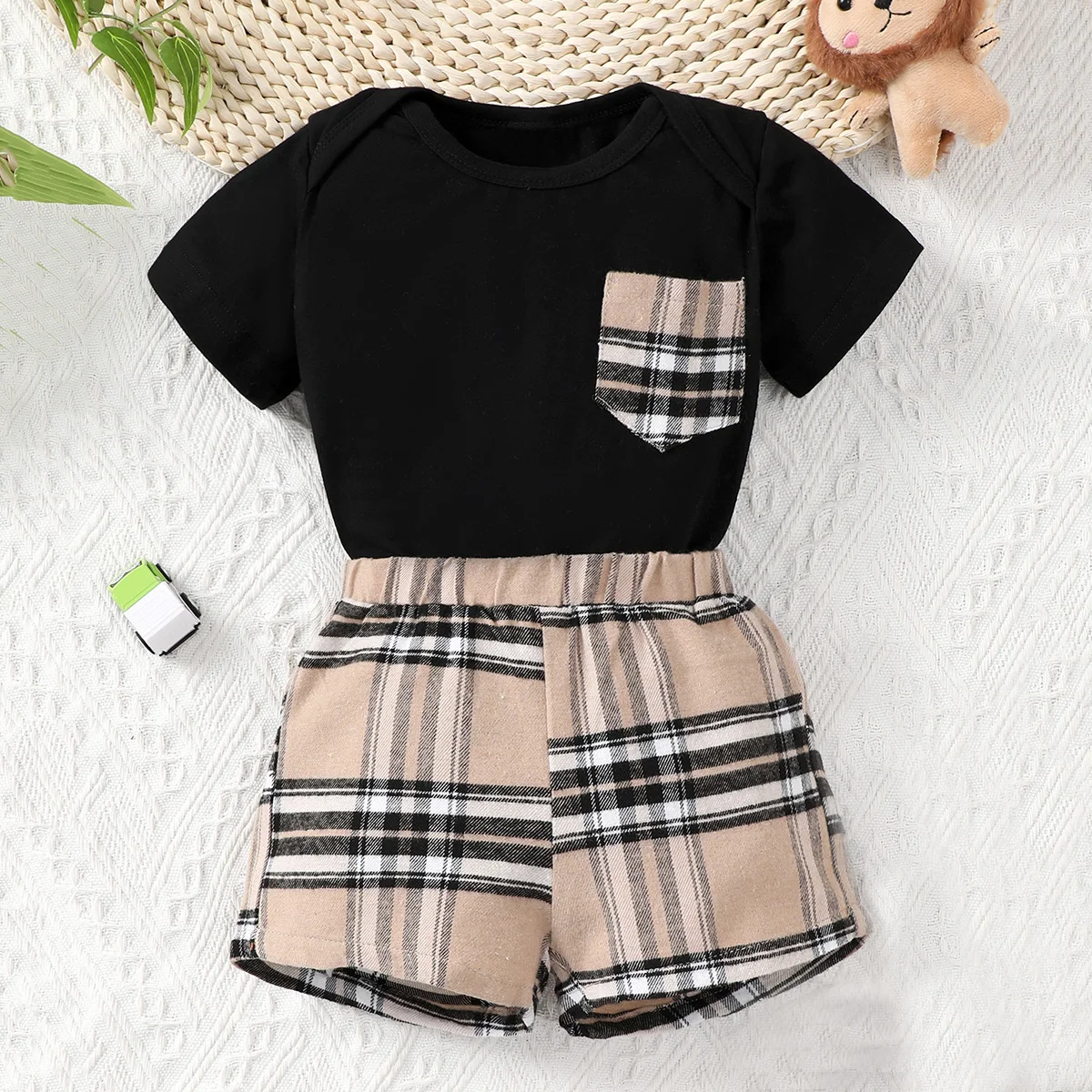 2pcs Baby Boys Casual Pocket Patched Short Sleeve Onesie & Plaid Shorts Set Clothes