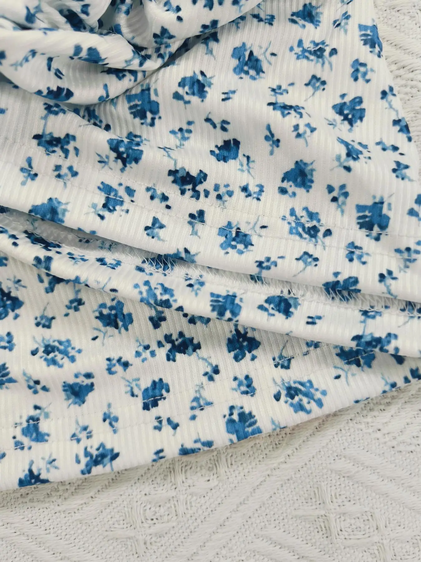 Damen-Minikleid mit Ditsy-Blumendruck, gerüscht, rückenfrei, ärmelloses kurzes Kleid mit verstellbaren Trägern für den Sommer, Damenbekleidung für