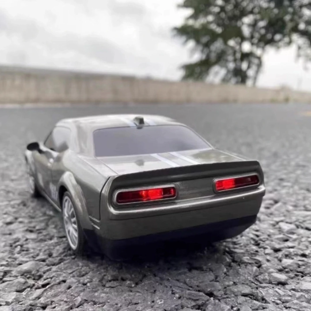 รถบังคับวิทยุ RC ขนาด 1/24 ระดับมืออาชีพ สำหรับดริฟท์แข่งความเร็วสูง ขับเคลื่อน 4 ล้อ แบบจำลองเสมือนจริง พร้อมเล่น (RTR) ของเล่นไฟฟ้า ของขวัญสำหรับผู้ใหญ่และเด็ก มีสินค้าพร้อมส่ง