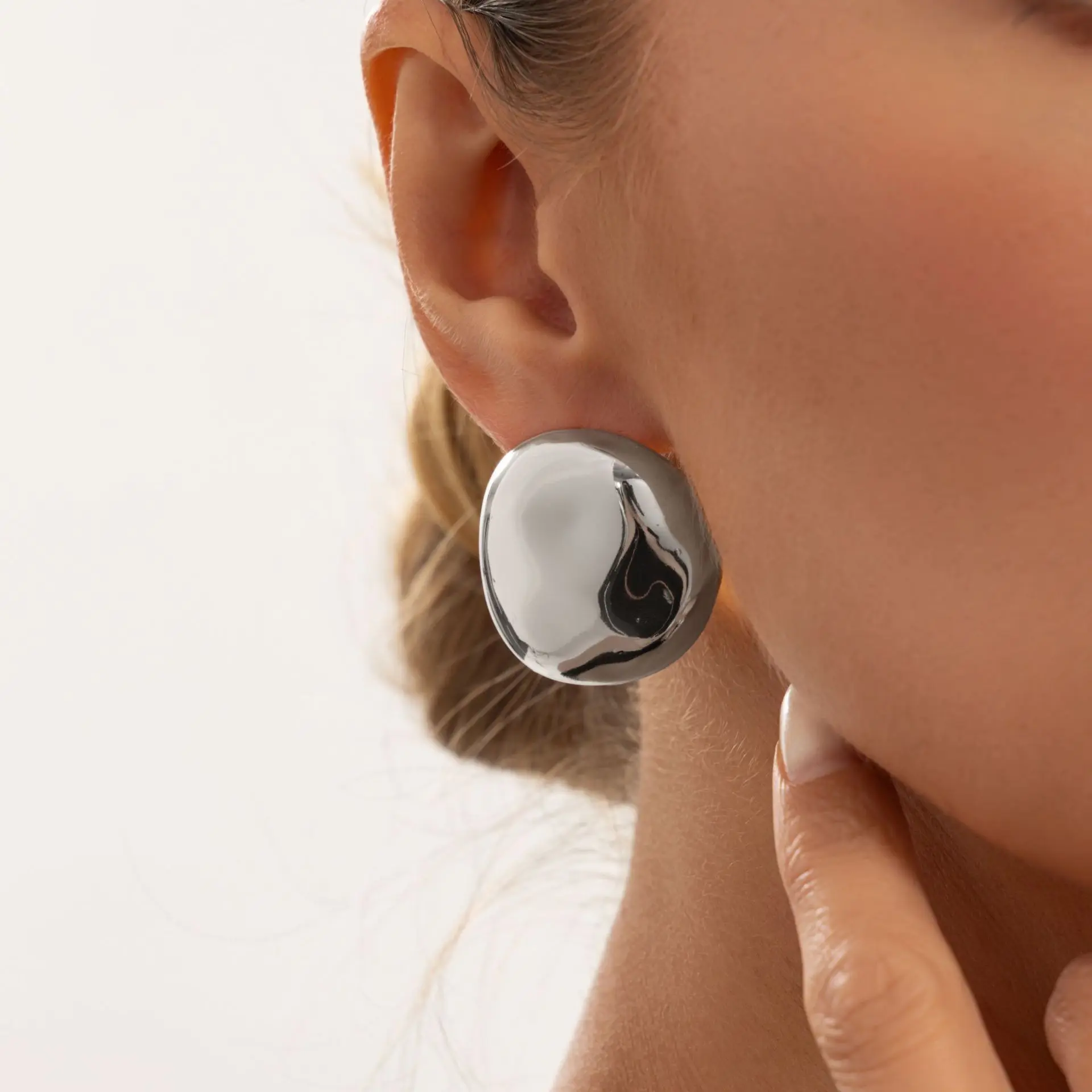 Personalized Smooth Surface Hammer Pattern Geometric Circular Stud Earrings for Women Versatile Irregular Metal Earrings Jewelry