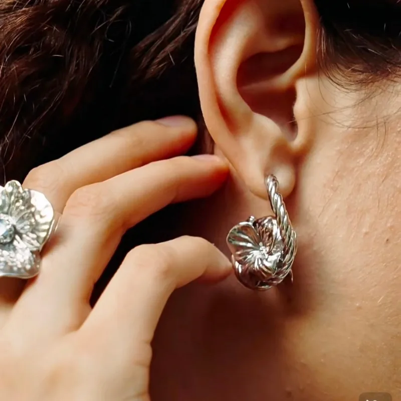 

Retro Double-sided Flower Knot Earrings Women's Light Luxury Niche Design High-end Fashion Temperament Stud Earrings