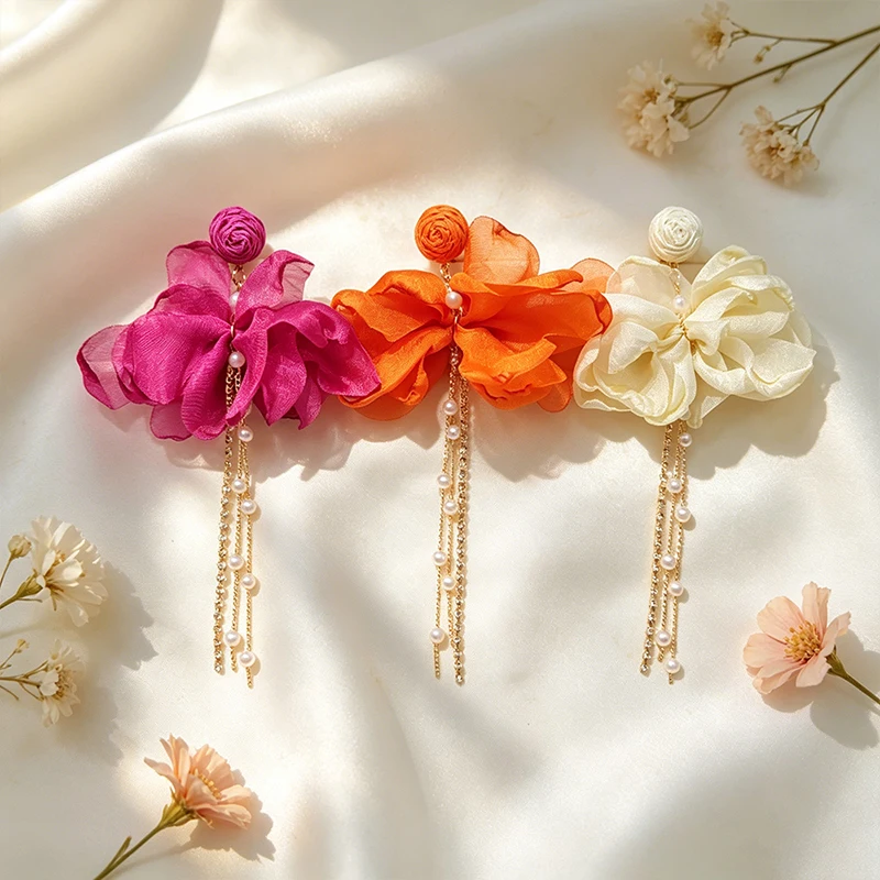 Romantische Imitationsperlen-Rosen-Quasten-Ohrclips für Damen, Einfache Stilvolle Vielseitige Blumen-Ohrclips, Sommer-Urlaubsschmuck – Detail 2