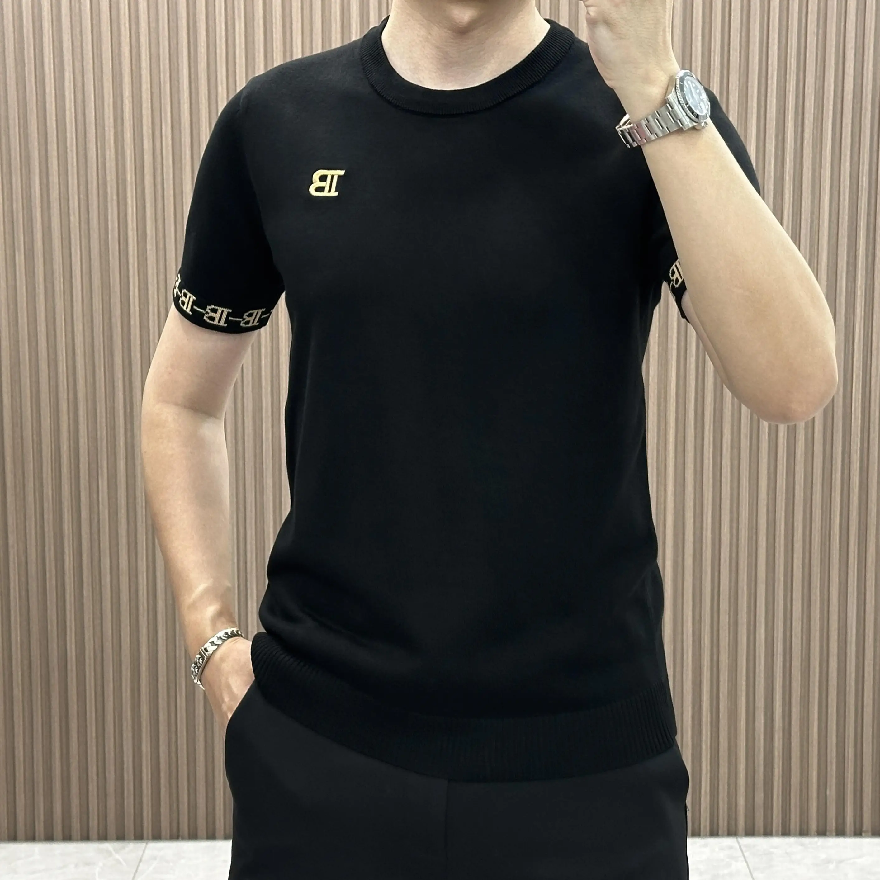 

Faionable round Ne Knitted irt ort Sve Men's Base irt Embroidered Lightweight Luxury Trend Summer 2025 New Arrival