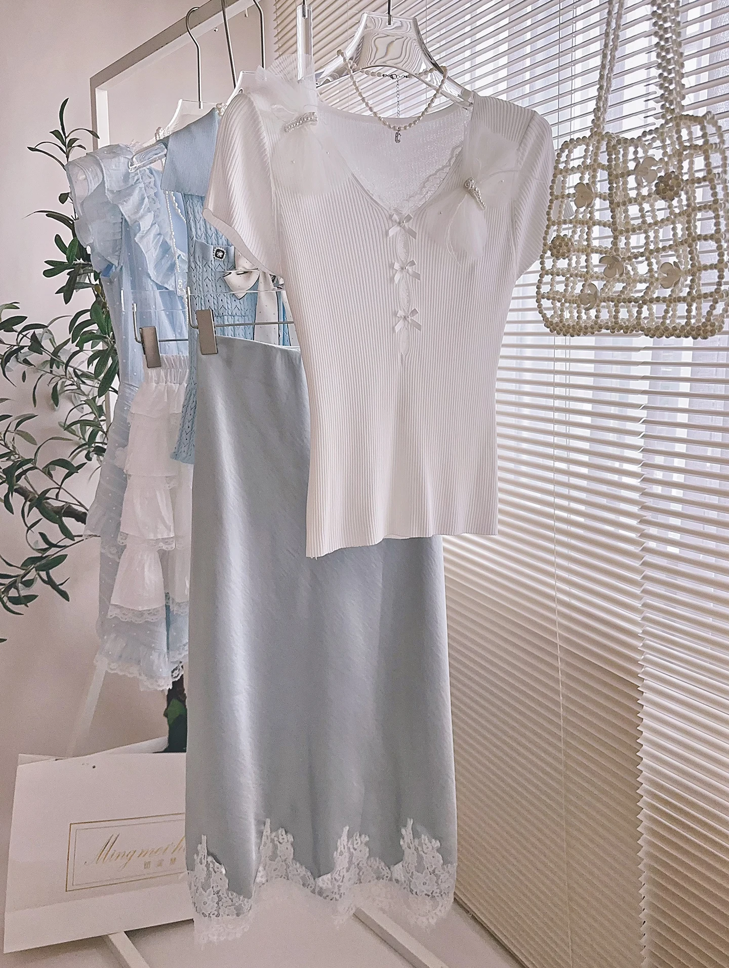 

Новинка лета 2025: Женский вязаный топ с V-образным вырезом, коротким рукавом, кружевной отделкой, вставками и узлом, приталенный, в корейском стиле, из ледяного шелка