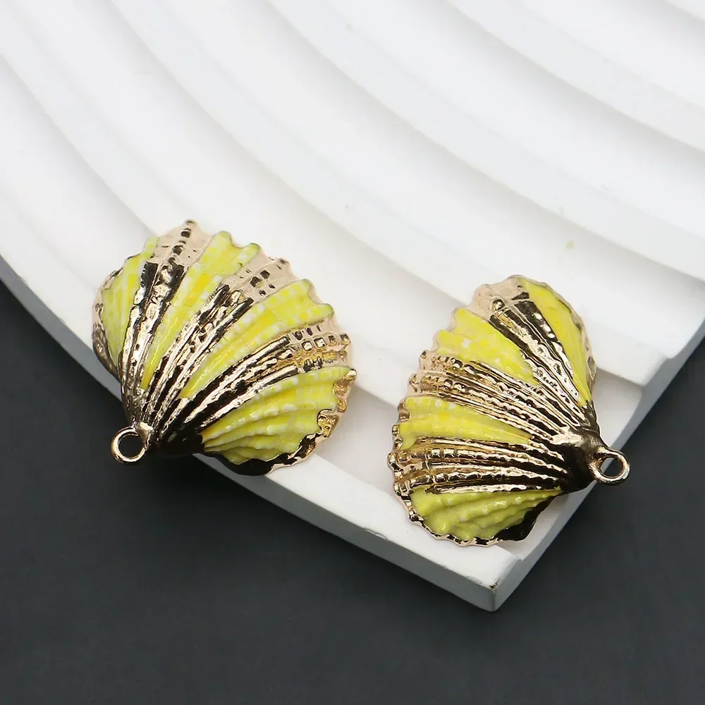 Natural Scallop-Shaped Yellow Shell Electroplated Three-Claw Edge-Wrapped Single-Hole Conch Pendants DIY Jewelry Accessories