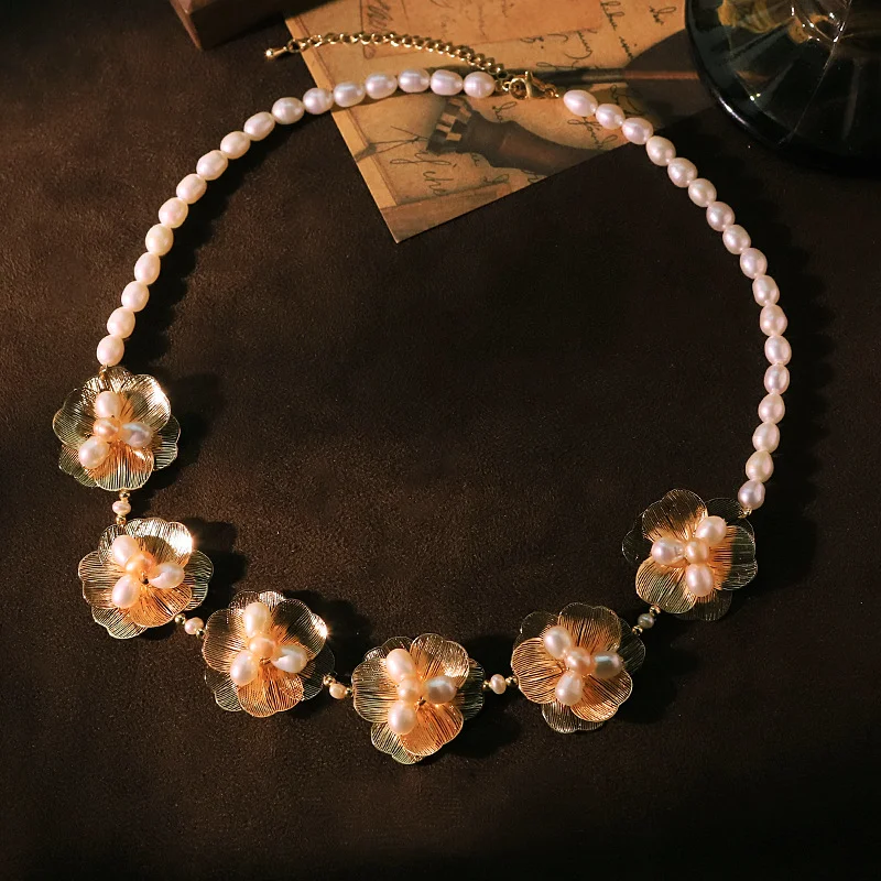 

Оригинальное ожерелье с натуральным жемчугом и цветком для женщин, роскошная цепочка на ключицу, простые элегантные универсальные ожерелья, колье, очаровательные ювелирные изделия